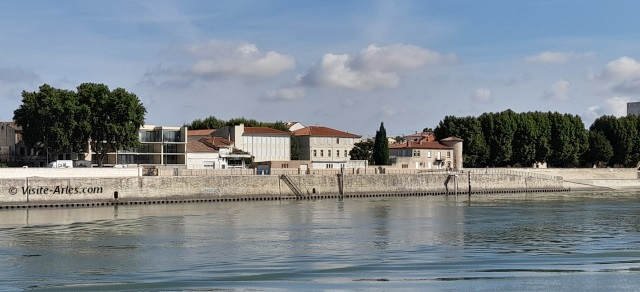 Arles quai du Rhône